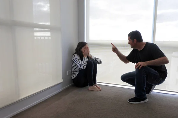 Hombre enojado regañando a su mujer — Foto de Stock