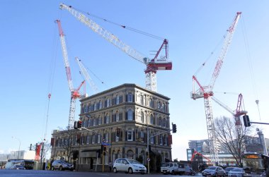 Auckland - 26 Temmuz 2017:Four vinçler bir inşaat alanı içinde. Bir kaydı 132 Vinçler yeni inşaat patlaması olduğunu çoğunlukla: konut ve ticari işler Auckland Cbd: Zealand.The etrafında şehirlerde faaliyet