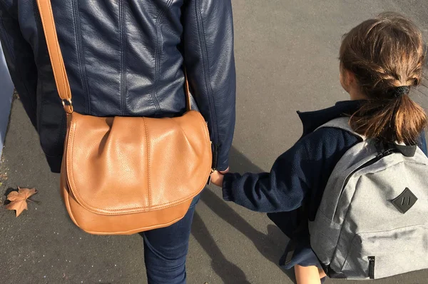 Mutter und Tochter gehen gemeinsam zur Schule — Stockfoto