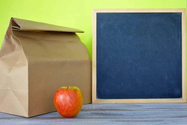 Klaar Lunchpakket met leeg schoolbord — Stockfoto