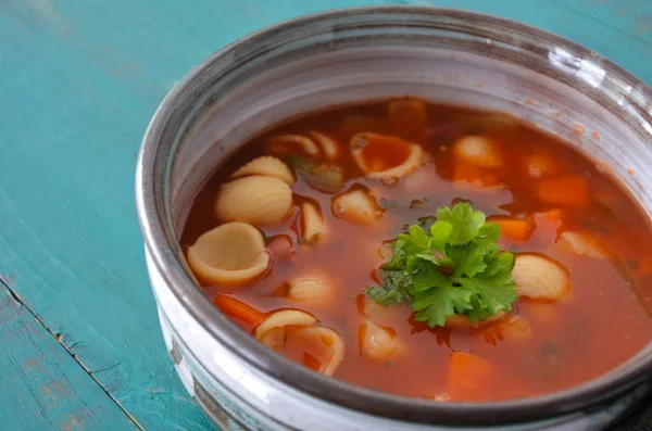 Minestrone soep geserveerd in een klei kom — Stockfoto