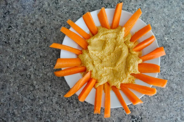 Hummus schotel in een vorm van een stralende zon — Stockfoto