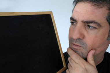 Boş yazı tahtası bakar adam vurguladı