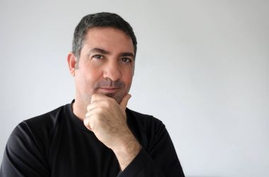 Bilge adam kameraya benziyor