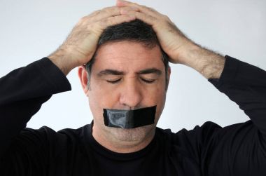 Kapalı gözler ve ağız maskeleme bandı ile kaplı olan adam