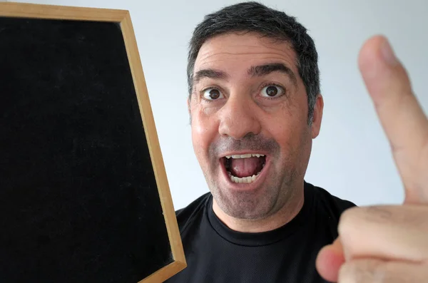 Man holds empty blackboard having an idea — Stock Photo, Image