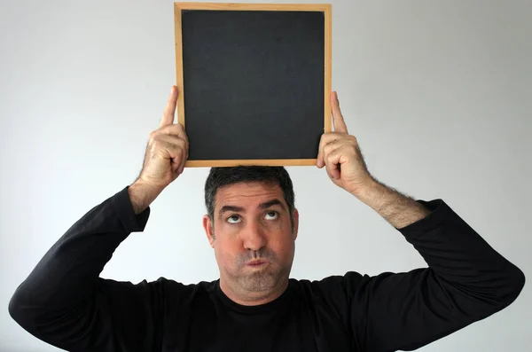 Man carries an empty blackboard on his body — Stock Photo, Image