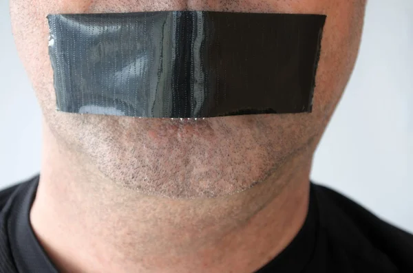 Человек рот покрыт маскировочной лентой — стоковое фото