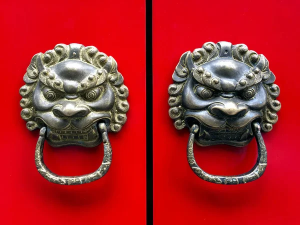 Antik kırmızı Çin açık kapı — Stok fotoğraf