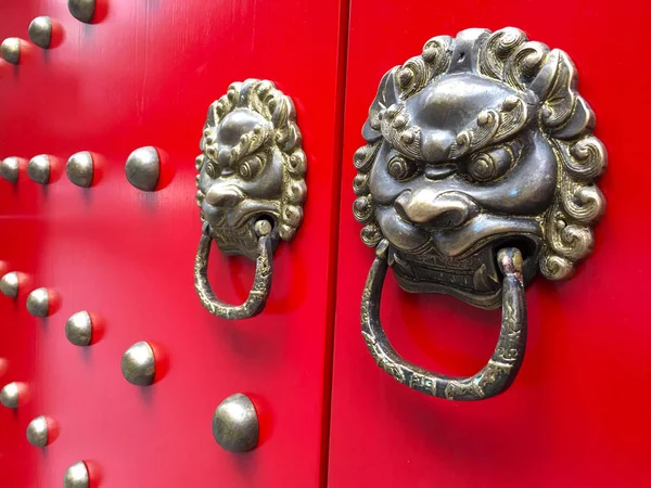 Ősi piros kínai kapu oldalnézetből — Stock Fotó