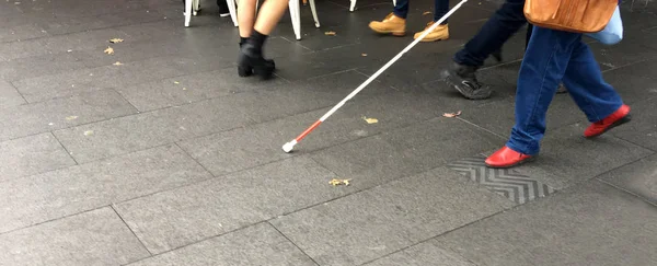 Pessoa com deficiência visual caminha na rua — Fotografia de Stock