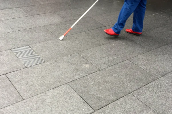 通りを歩く視覚障害者 — ストック写真