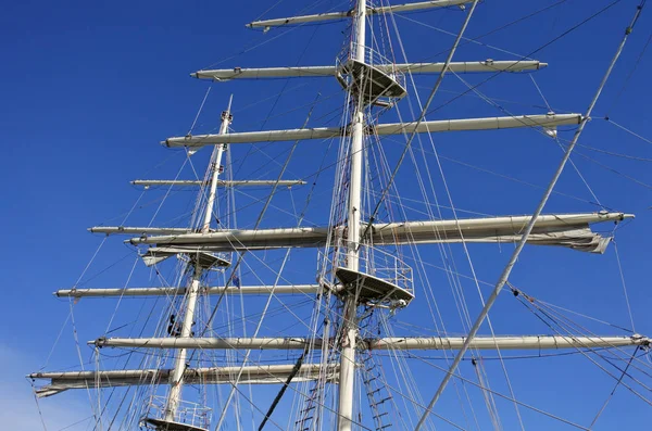 O mastro do navio alto — Fotografia de Stock