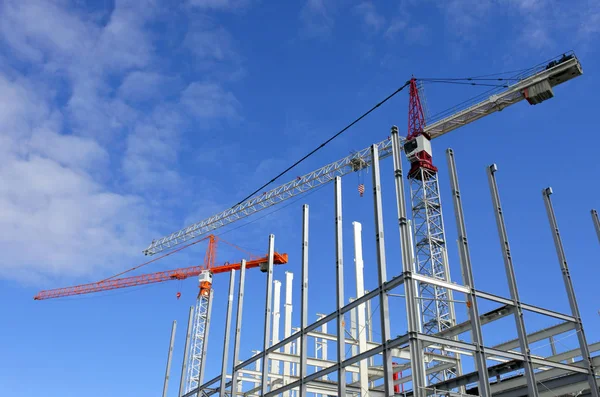 Zwei Kräne im neuen Baugebiet — Stockfoto