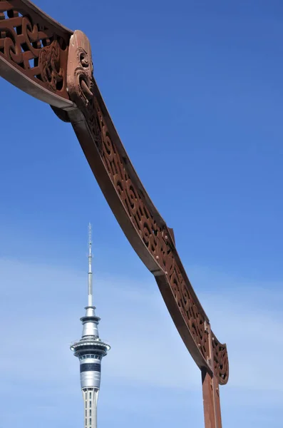 Auckland Sky Tower and Maori gate — Stock Photo, Image