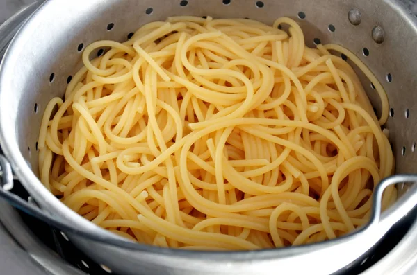 Cooked spaghetti noodles in a colander — Stock Photo, Image