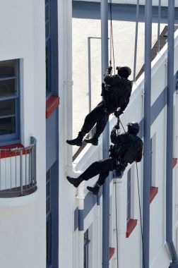 Anti-terör polis memuru abseiling bir bina