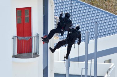 Anti-terör polis memuru abseiling bir bina
