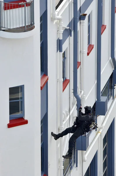 Oficial de policía antiterrorista secuestrando un edificio — Foto de Stock