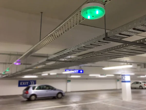 Auto parkeerplaats sensoren op plafond, — Stockfoto