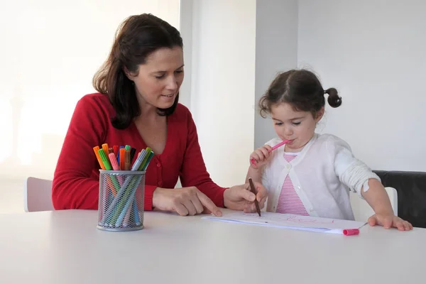 Anne ve kızı çocuk çizmek ve boya birlikte — Stok fotoğraf