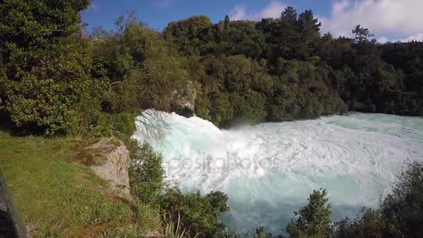 ニュージーランド ・ タウポ 02 流れ落ちるフカ滝 — ストック動画