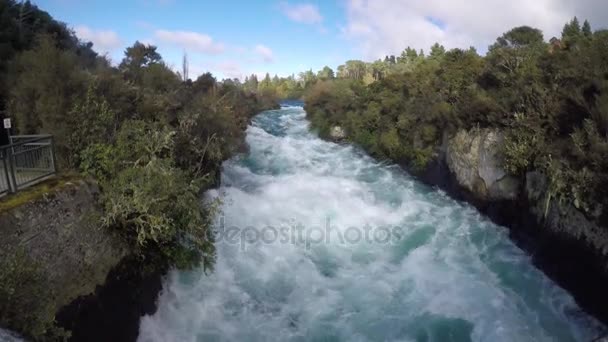 03 divoký žene proud z Huka Falls Nový Zéland — Stock video