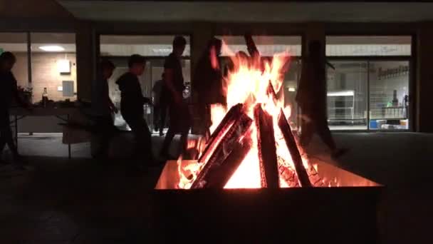 4 k Israëlische jeugd vieren lag baomer Joodse vakantie — Stockvideo