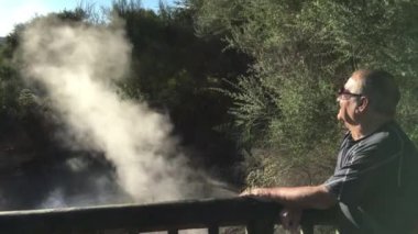 Adam ziyaret Kuirau Park rotorua Yeni Zelanda