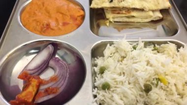 Hint gıda vejetaryen tabağı mercimek dal, pilav, tereyağı tofu köri ve naan ekmek hizmet Yeni Delhi Hindistan bir restoranda bir tepsi. Gıda arka plan ve doku. Kopya alanı