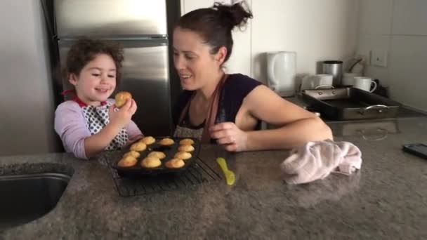 Mãe e filha fazendo biscoitos 02 — Vídeo de Stock