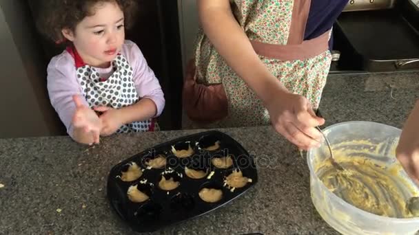 Мать и дочь пекут печенье 01 — стоковое видео