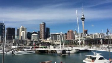 Auckland manzarası ve hareket limanda Viuduct