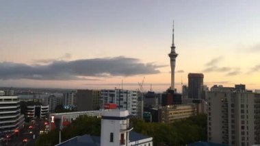 Gündoğumu sırasında Auckland şehir manzarası