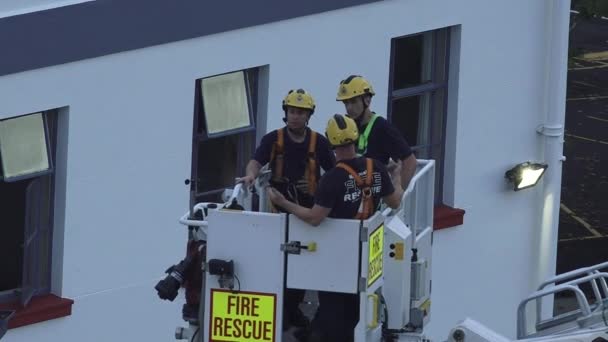 Feuerwehr übt Manövrieren mit Drehleiter — Stockvideo