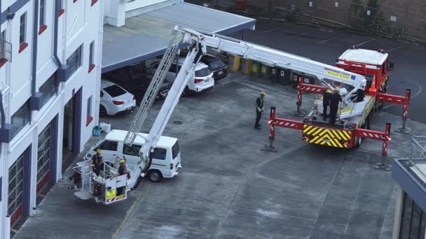 Brandweer oefening op de ladder van een brandweerwagen — Stockvideo