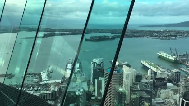 Schwenkblick auf auckland city und waitemata harbour — Stockvideo