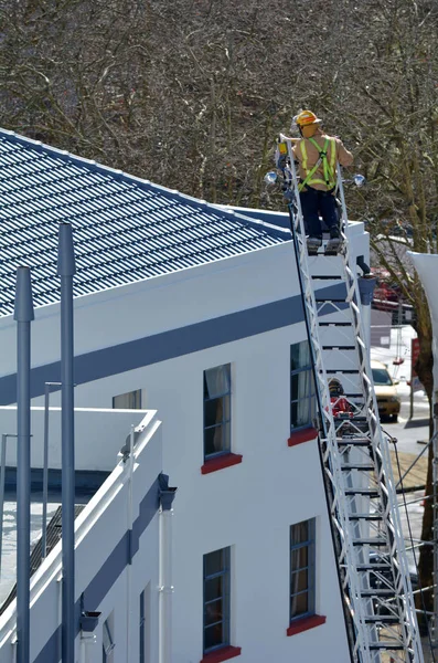 Brandman på en plattform med hög hydraulisk i kranen — Stockfoto