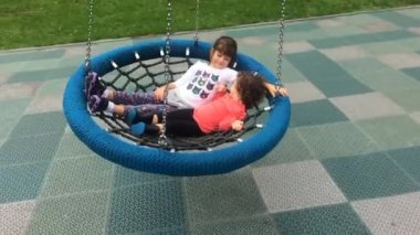 Mutlu kardeşler float ve spin bir büyük web ip salıncak