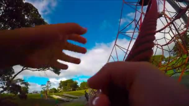 Menina criança escalar em uma rede de escalada — Vídeo de Stock