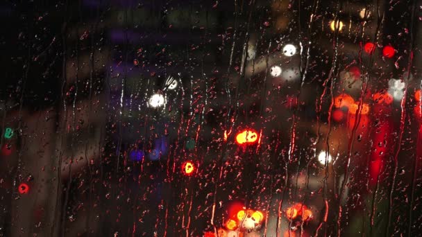 Gotas de chuva noturna na janela — Vídeo de Stock