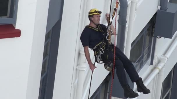 Tűzoltó abseiling gyakorlása — Stock videók