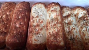 Sıcak taze ekmek bir fırın raf görüntüleme