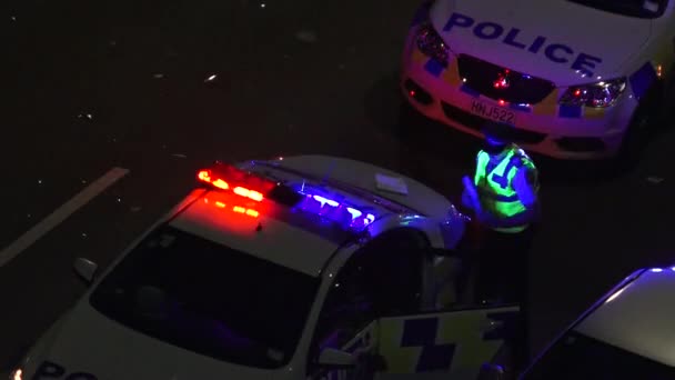 Oficial de policía de Nueva Zelanda de guardia nocturna — Vídeos de Stock