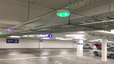 Auckland - 12 Mayıs 2017:Car Park sensörleri tavanda, gösterge ýþýðý Haritayı Park alanı boş yeşil