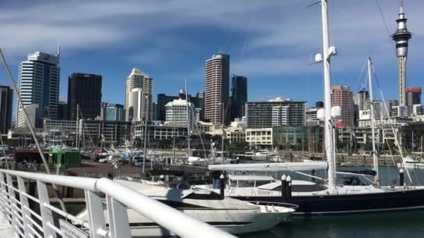 Auckland Maio 2017 Pessoas Andando Sobre Ponte Wynyard Crossing Com — Vídeo de Stock