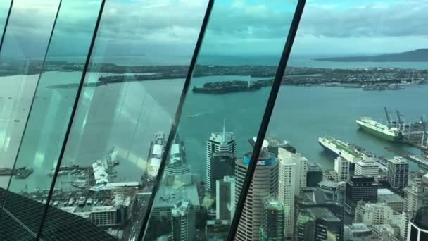 Panorering utsikt över Auckland city och Waitemata Harbour — Stockvideo