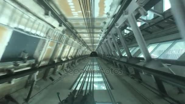 Шахтный лифт Оклендской небесной башни спускается на 4К — стоковое видео