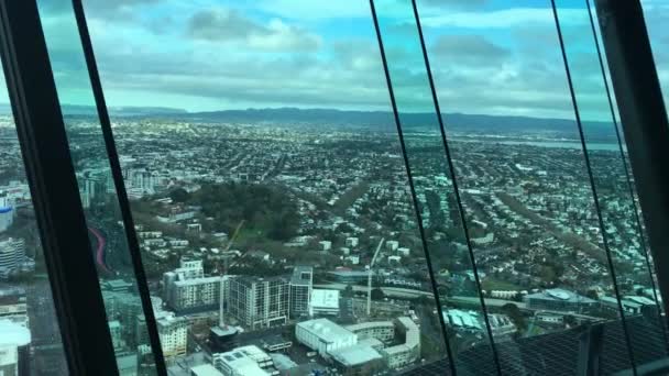 Відвідувачів в Окленд небо вежі оглядовий майданчик — стокове відео