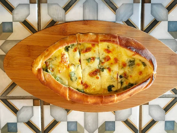 Lägenheten låg Visa av turkiska platt bröd med ost — Stockfoto